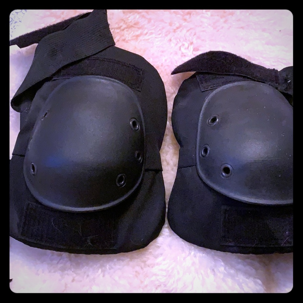 Eight Ball brand black knee pads. One size.